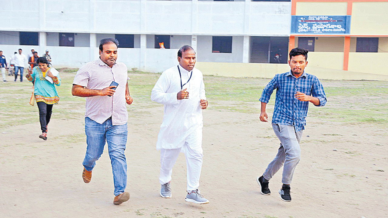 KA Paul : టీఆర్‌ఎస్‌ వాళ్లు కార్లలో తిరగట్లేదా?