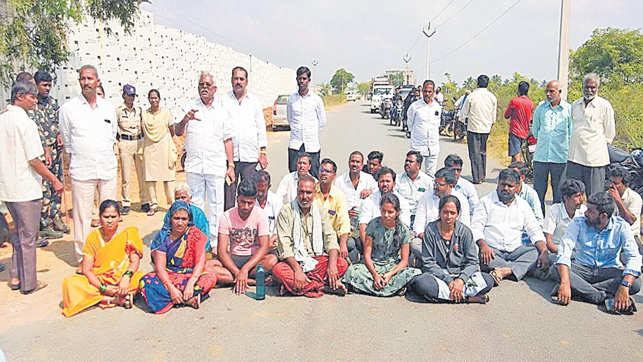 రైతు కుటుంబానికి యాదవ సంఘం అండ