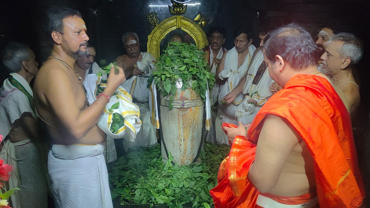 భక్తులతో కిటకిటలాడిన శివాలయాలు