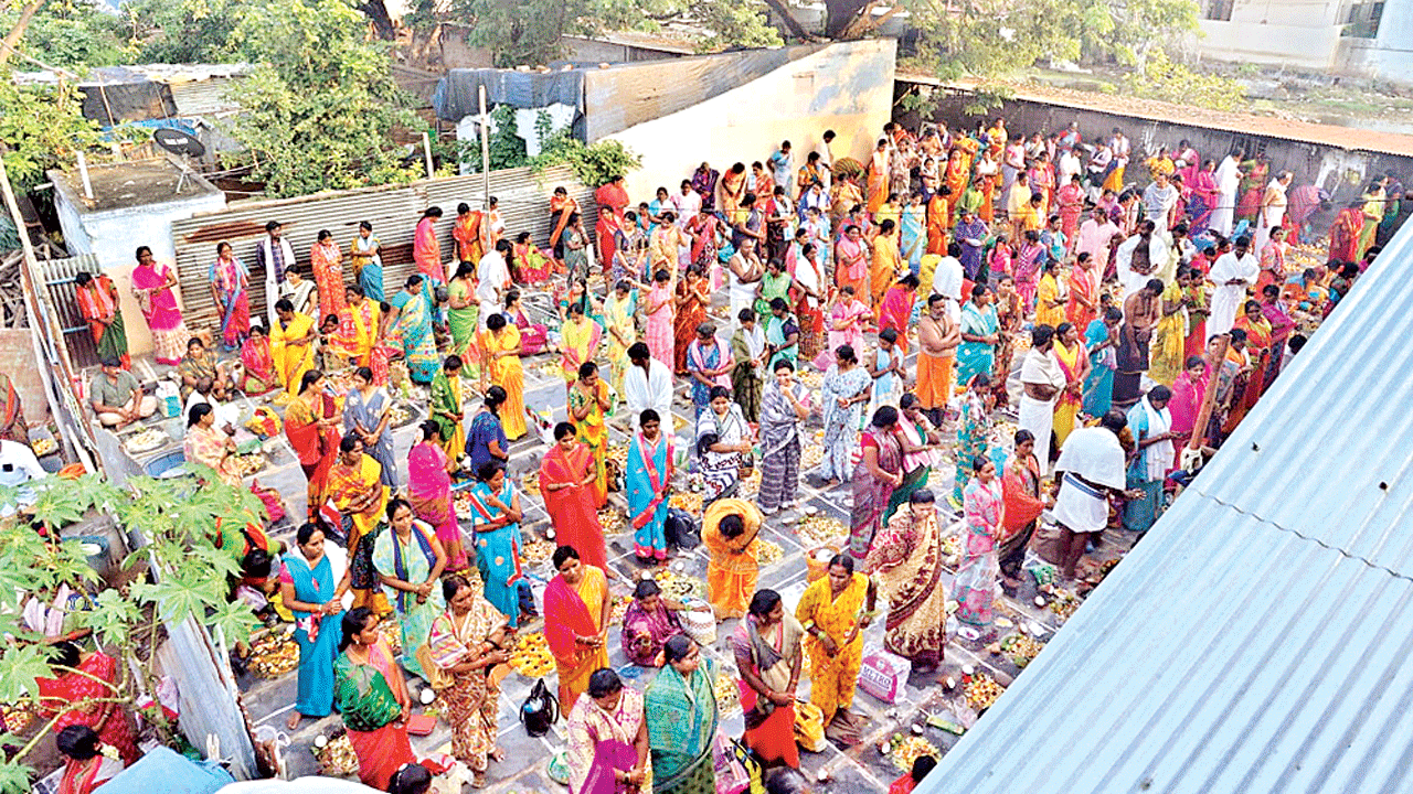 కిటకిటలాడిన జగజ్జనని ఆలయం