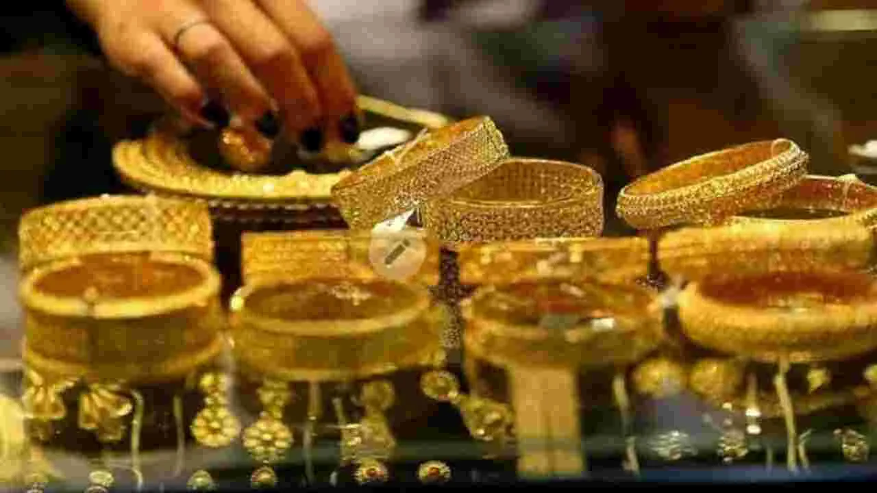 Gold and Silver Rates Today: పండుగ వేళ బంగారం కొంటున్నారా.. ఓసారి ఆలోచించుకోండి..