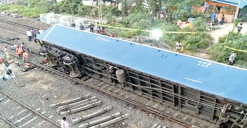 Goods train: పట్టాలు తప్పి గూడ్స్ రైలు..రైళ్ల రాకపోకలకు అంతరాయం