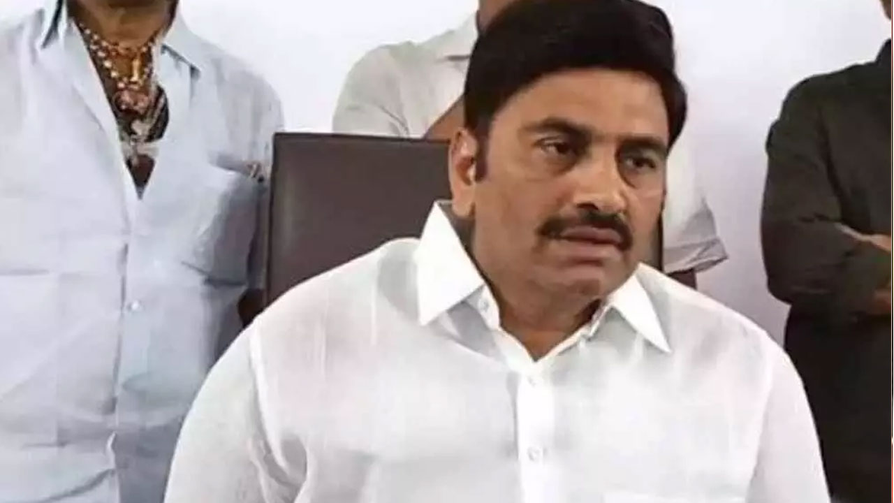 ‘ఆ మద్యం తాగి ఎక్కడపడితే అక్కడ పడిపోతున్నారు’ | ap news mp raghu rama ...