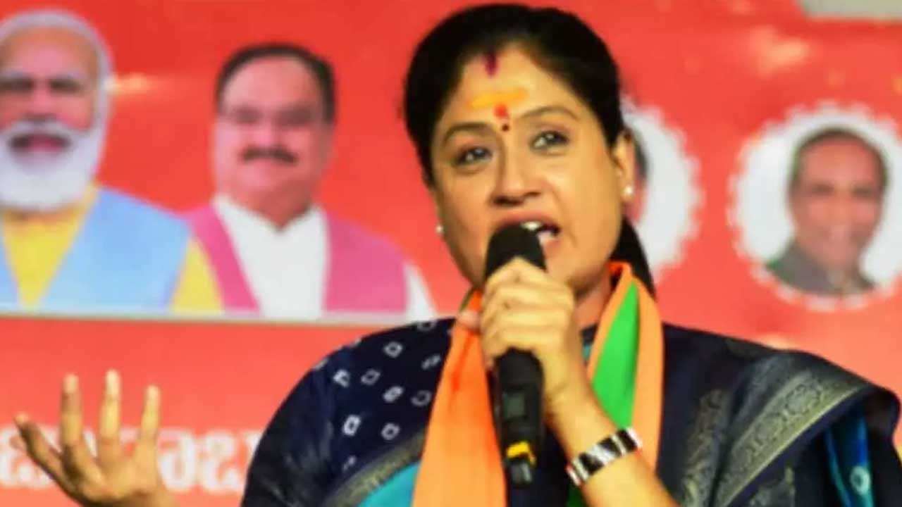 Vijayashanthi: టీచింగ్ స్టాఫ్, విద్యార్థుల పట్ల తెలంగాణ సర్కారు తీవ్ర నిర్లక్ష్యం.. సర్కారీ బడులపై బకాయిల భారం