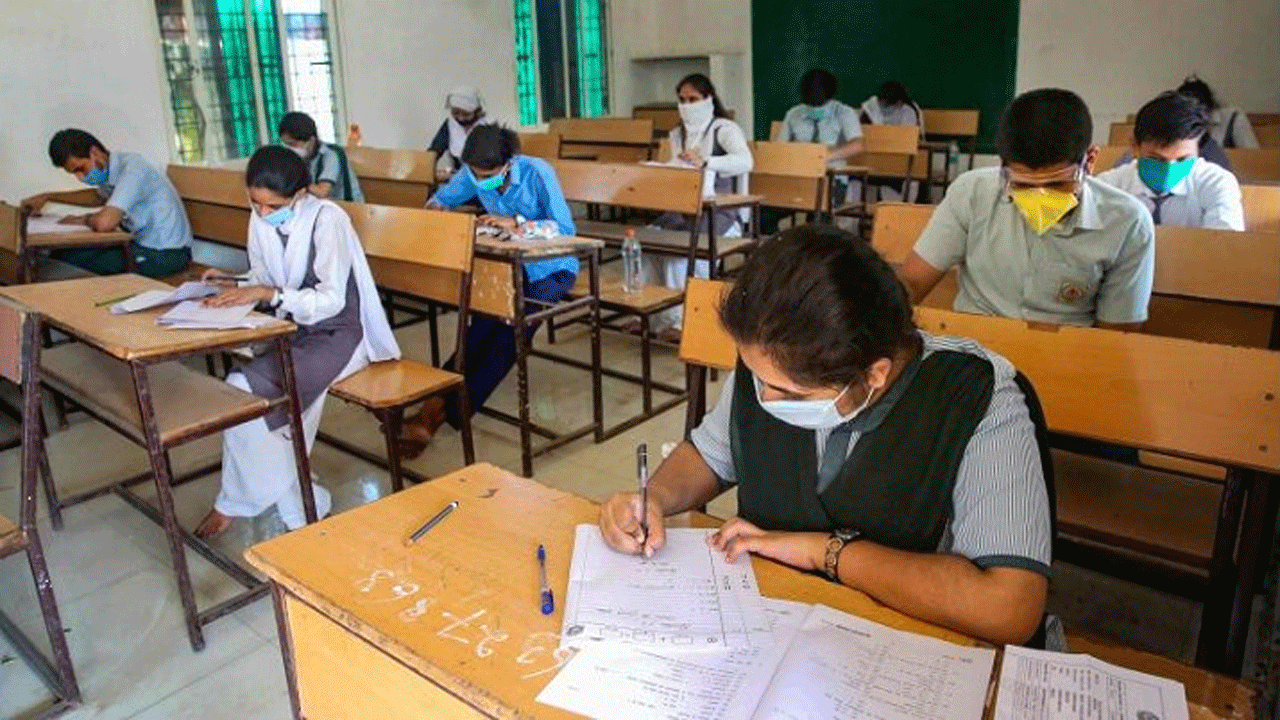 పదవ విద్యార్థులు: 4 నెలలు వేచి ఉన్నారు!