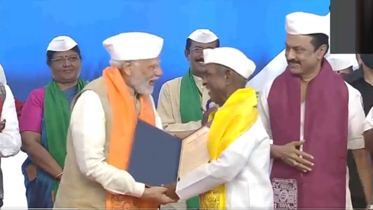 PM Modi : సంగీత దర్శకుడు ఇళయరాజాకు గౌరవ డాక్టరేట్ ప్రదానం చేసిన మోదీ