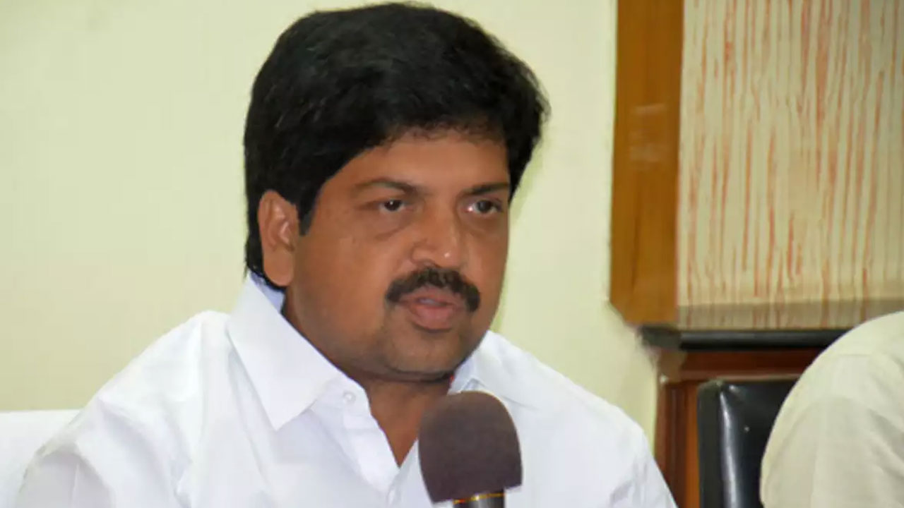 Kollu ravindra: గోడలు దూకింది పోలీసులా లేక వైసీపీ కార్యకర్తలా