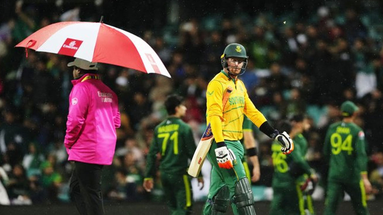 వర్షం కారణంగా మ్యాచ్ 14 ఓవర్లకు కుదింపు.. సఫారీల లక్ష్యం ఎంతంటే?