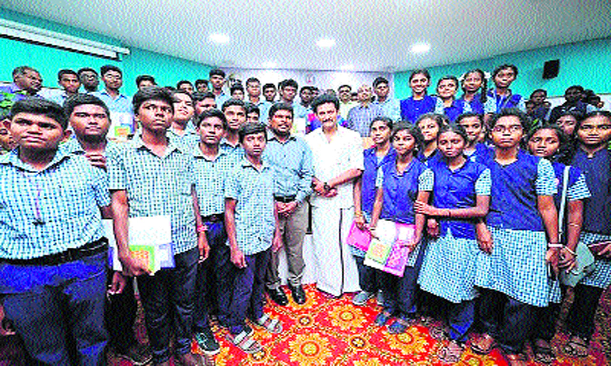 Students: దుబాయ్‌కి ప్రభుత్వ పాఠశాలల విద్యార్థులు
