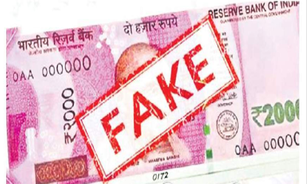 Fake notes: చేతులు మారుతున్న నకిలీ నోట్లు