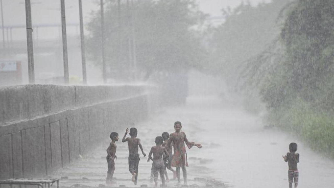 Heavy rain: బంగాళాఖాతంలో వాయుగుండం.. భారీ వర్ష సూచన