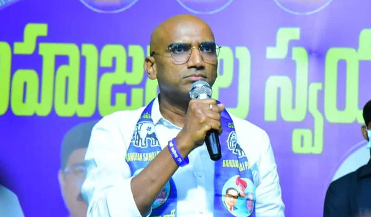 Praveen Kumar: నేతల తీరు అప్రజాస్వామికం - మద్యం, నగదు పంపిణీ భారీగా జరిగింది 