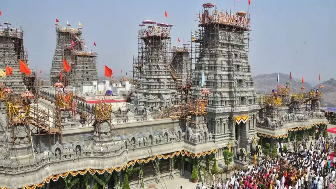 Yadadri temple: ఉదయం 8:15 గంటలకు యాదాద్రి ఆలయాన్ని మూసేసిన అర్చకులు