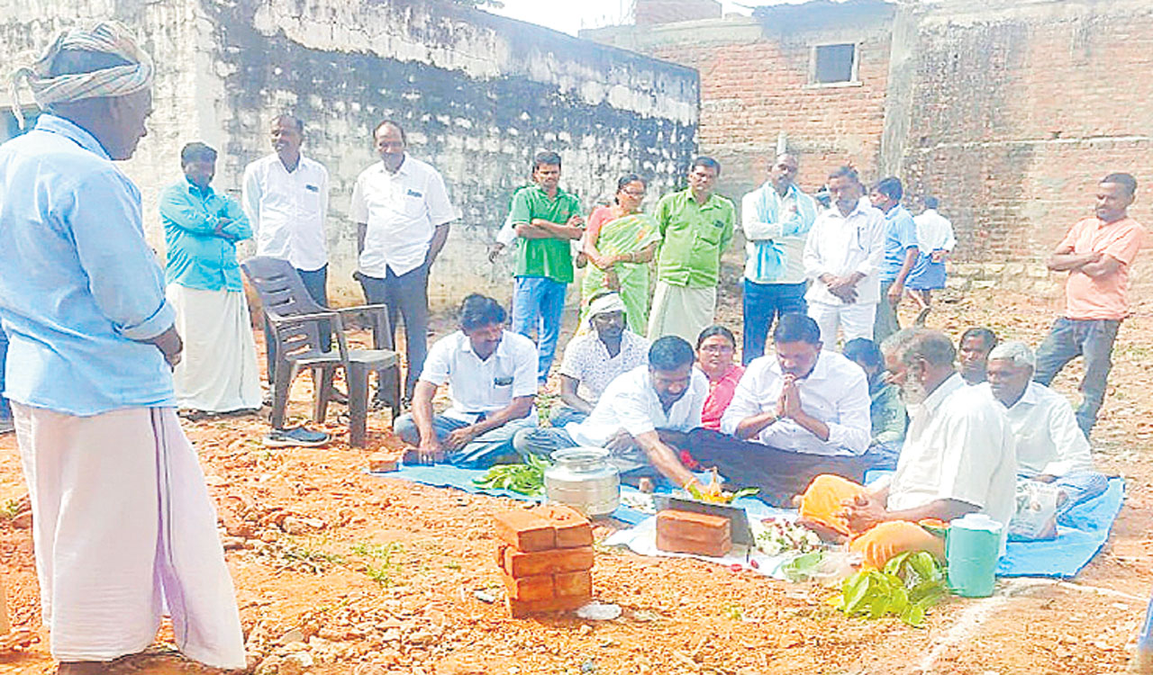 పంచాయతీ భవన నిర్మాణ పనులకు శ్రీకారం