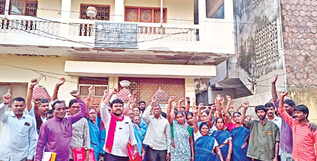 సమస్యలు పరిష్కరించాలి