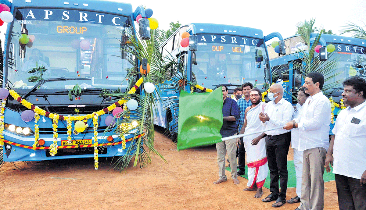 కడప నుంచి దూరప్రాంతాలకు మరో నాలుగు బస్సులు ప్రారంభం