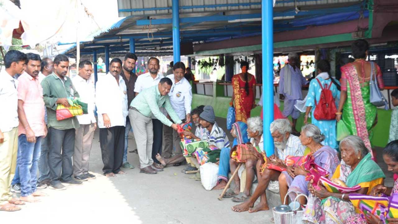 TS NEWS: నేతాజీ యువజన సంఘం ఆధ్వర్యంలో నిరాశ్రయులకు రగ్గుల పంపిణీ