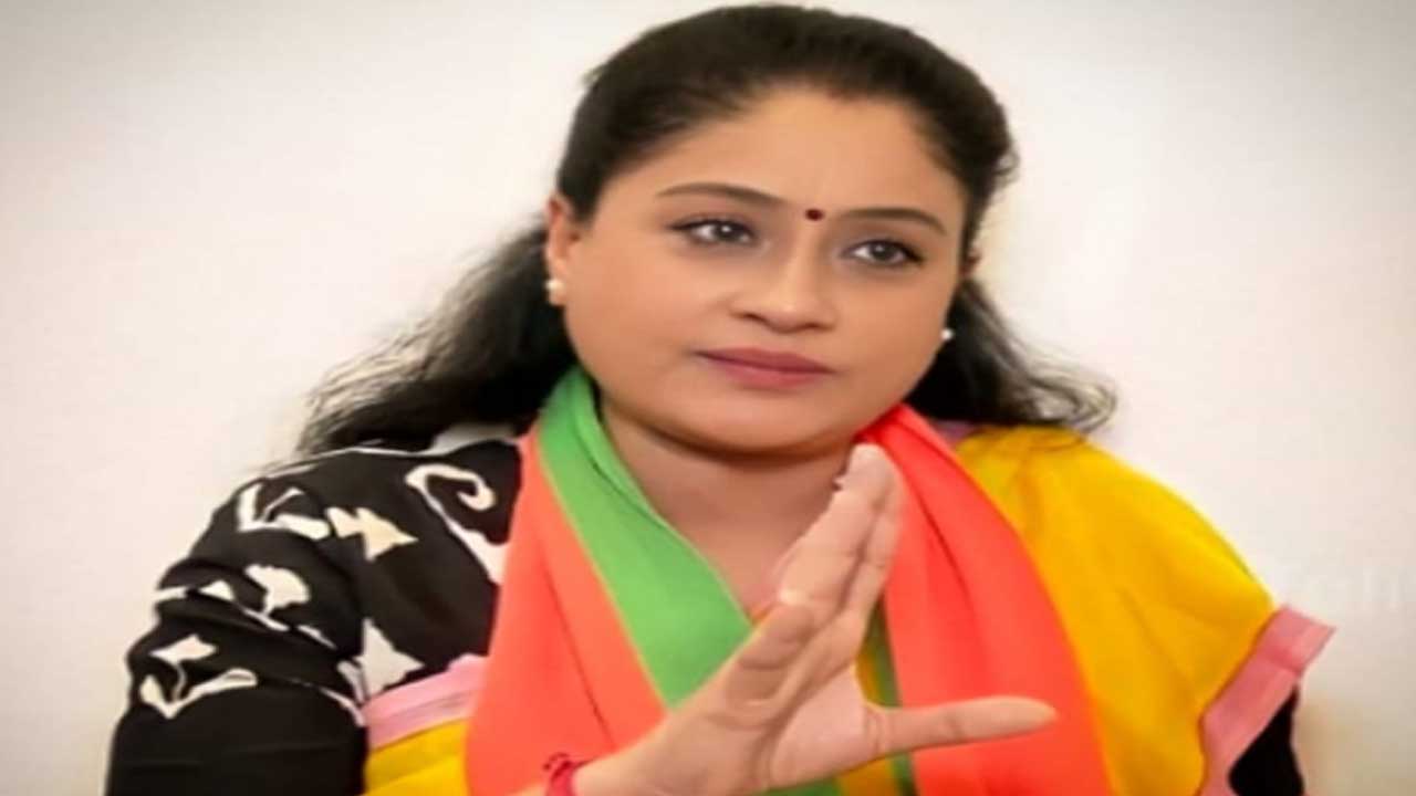 Vijayashanthi: వీఆర్ఏల జీవితాల‌తో కేసీఆర్ సర్కార్ ఆడుకుంటోంది