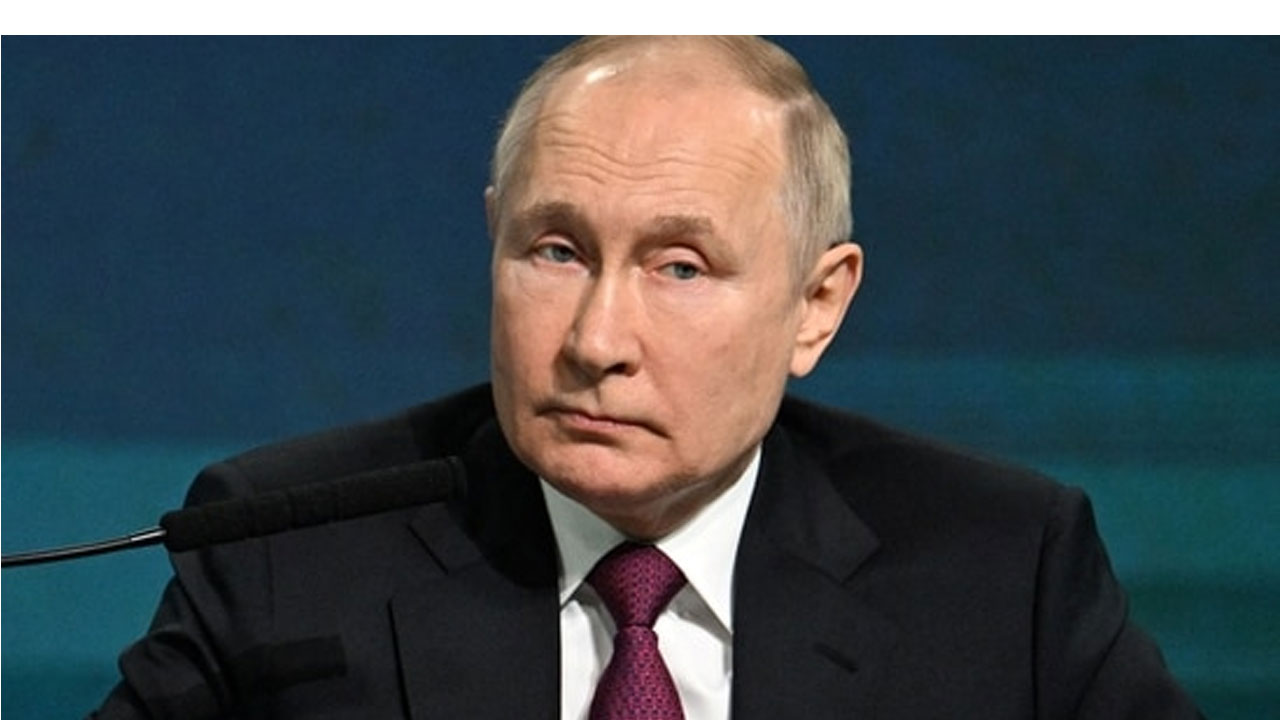 Vladimir Putin : పుతిన్‌కు తీవ్ర అస్వస్థత?... గులాబీ రంగులోకి మారిన చేయి?...