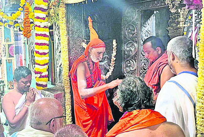 నెట్టికంటిని దర్శించుకున్న హంపి పీఠాధిపతి