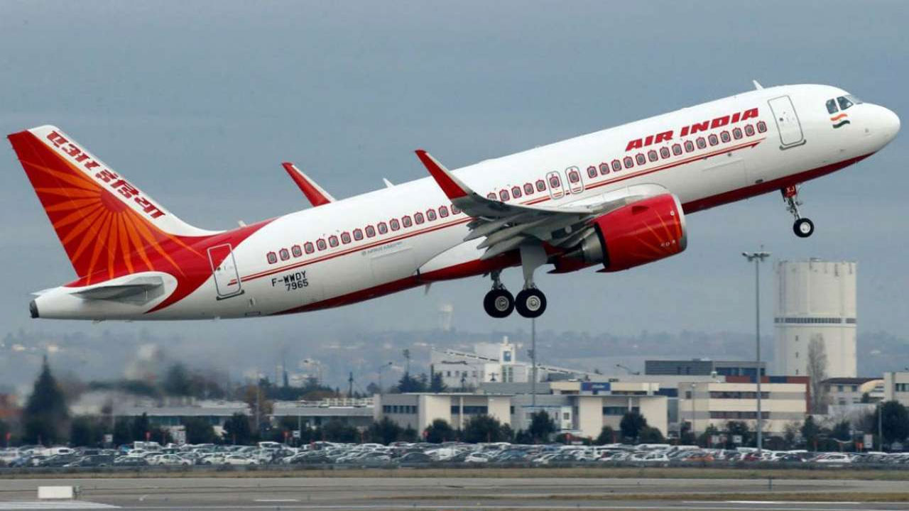 Air India: దుబాయ్ వెళ్తున్న ఎయిరిండియా విమానంలో షాకింగ్ ఘటన.. హడలెత్తిన సిబ్బంది!