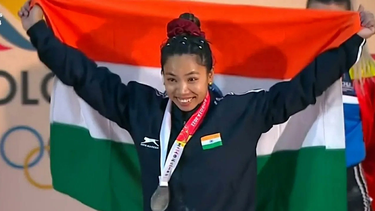 Mirabai Chanu: భళా.. చాను!.. వరల్డ్ వెయిట్‌లిఫ్టింగ్‌లో సిల్వర్.. గాయంతోనూ అద్భుతం..
