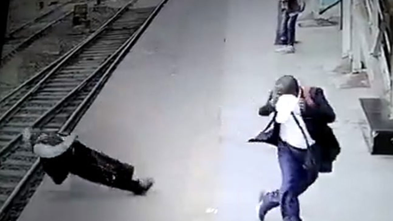Viral Video: రైల్వే స్టేషన్‌లో ఇద్దరు వ్యక్తులు మాట్లాడుకుంటుండగా షాకింగ్ ఘటన.. కరెంట్ వైర్ మీద పడడంతో.. 