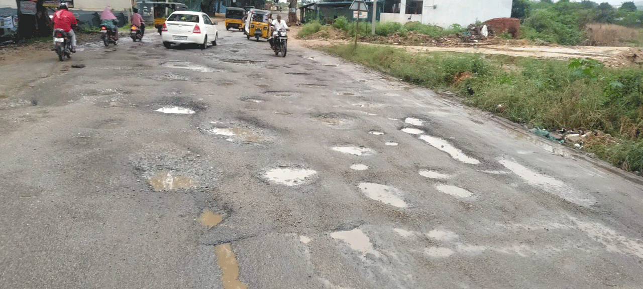 వర్షాలతో దెబ్బతిన్న రహదారులు