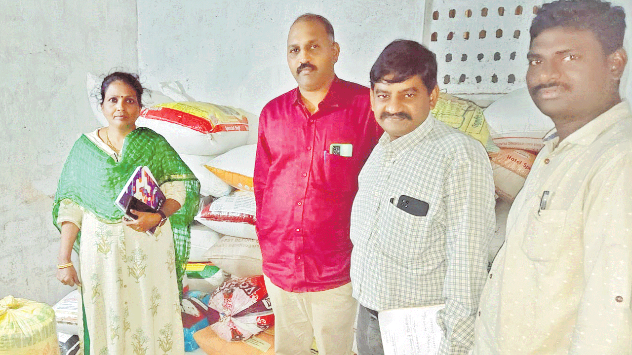 పీడీఎస్ బియ్యం స్వాధీనం | pds rice seezed peddapuram town