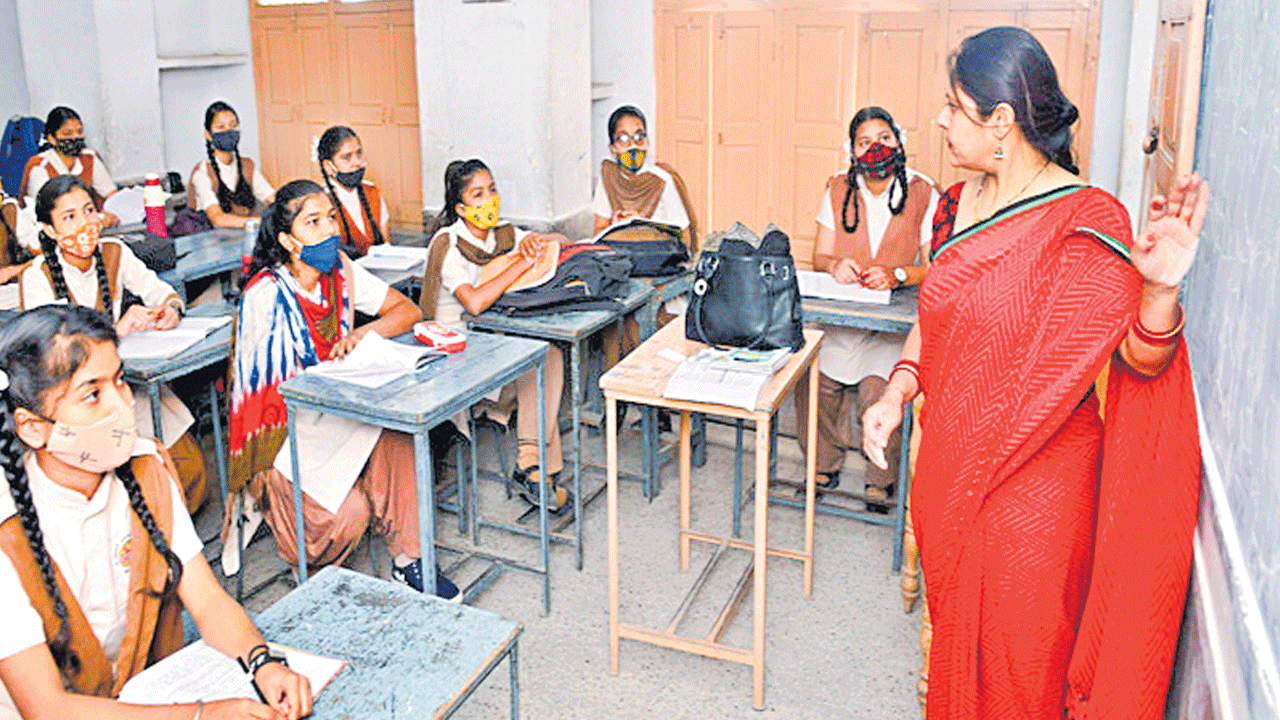 Teachers Transfers: టీచర్లతో బదిలీలాట