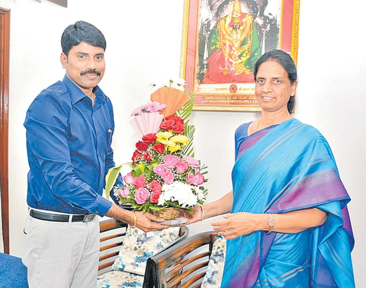 మంత్రిని కలిసిన వికారాబాద్ కలెక్టర్ Collector of Vikarabad who met