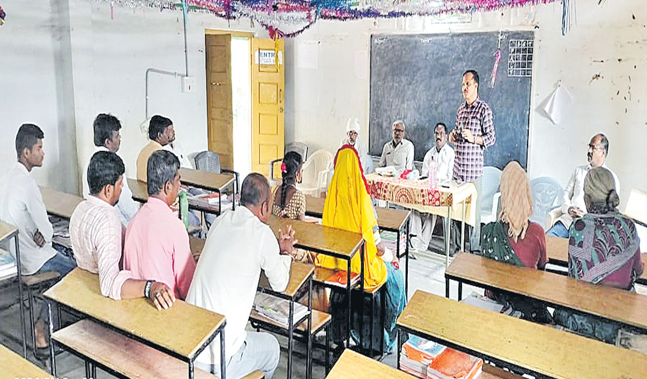 పాఠశాలల సమస్యలను పరిష్కరించాలి