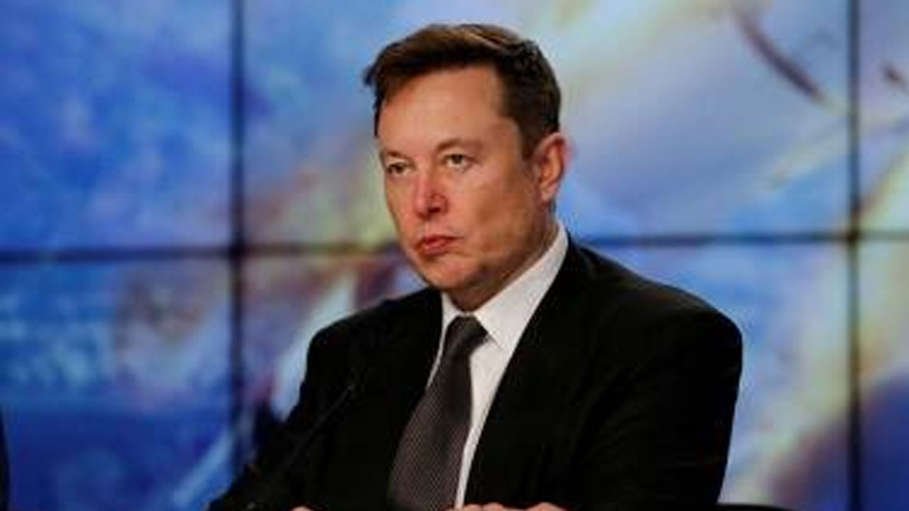 Elon Musk: ఇద్దరు ఉద్యోగులను తొలగించిన మస్క్..? తన ట్వీట్లను విమర్శించడంతో..