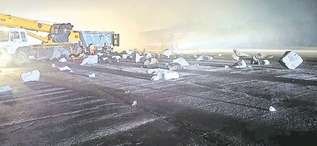 బాబోయ్‌.. బండరాళ్ల లారీలు..!