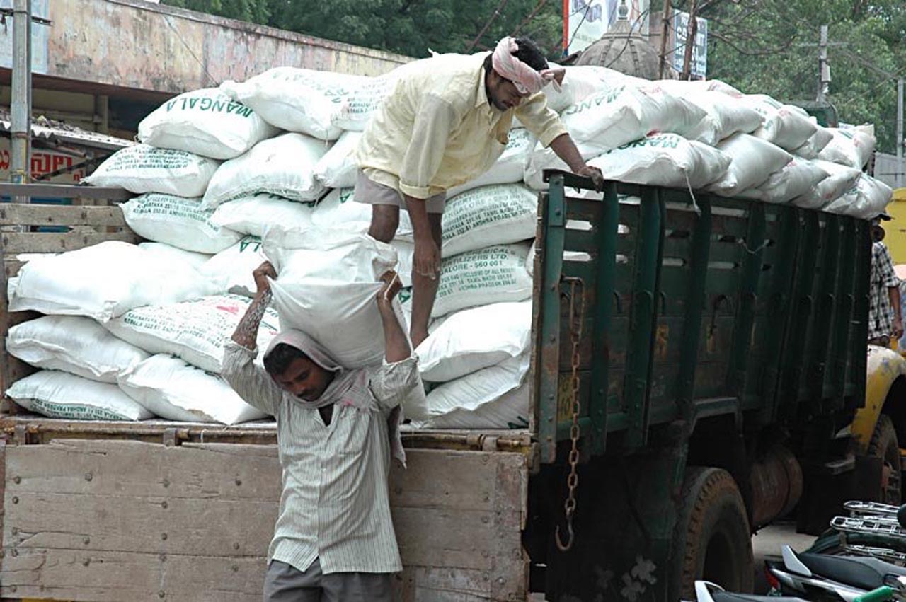 యూరియా.. ధరాభారం!