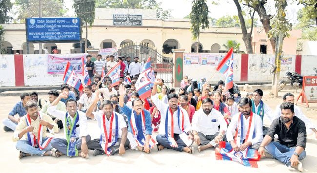 మెస్ చార్జీలు పెంచాలి