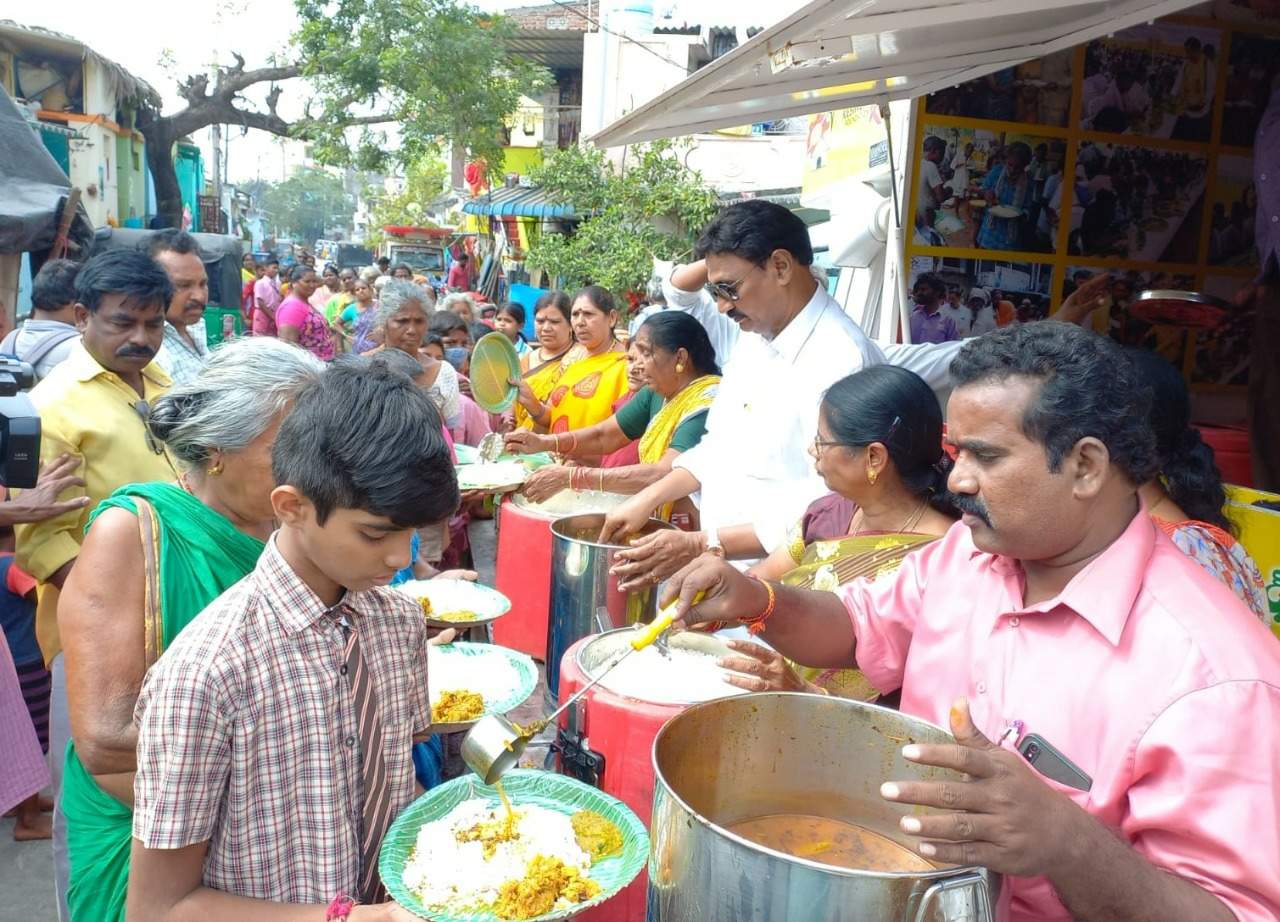 బాబు, జగన్‌ పాలనలను బేరీజు వేస్తున్న ప్రజలు