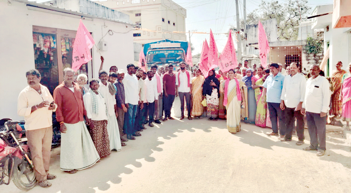 బహిరంగ సభకు తరలివెళ్లిన బీఆర్‌ఎస్‌ నాయకులు 