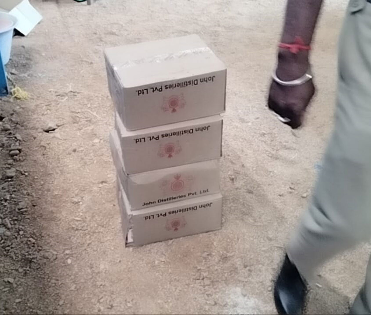 వైసీపీ నేత గోడౌనులో కర్ణాటక మద్యం