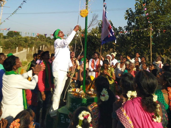 ఆసిఫాబాద్‌ జిల్లాలో ఘనంగా ఆదివాసీ కోలావార్‌ జెండా పండుగ