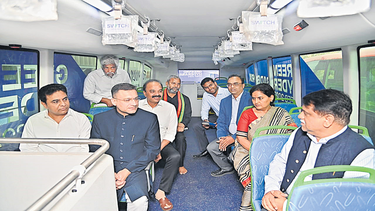 KTR, Akbar: కేటీఆర్‌, అక్బర్‌ భాయీ.. భాయీ! | KTR, Akbar Bhai.. Bhai