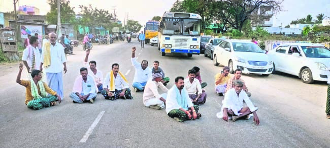 రోడ్డెక్కిన రైతన్న