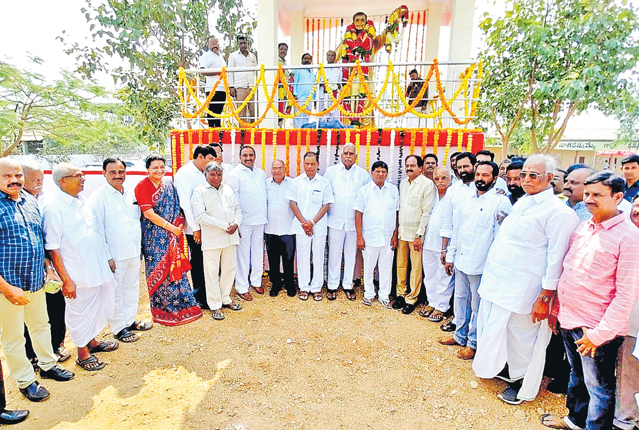 ఎన్టీఆర్‌, ఎంపీ శేషయ్యలను ఆదర్శంగా తీసుకోవాలి