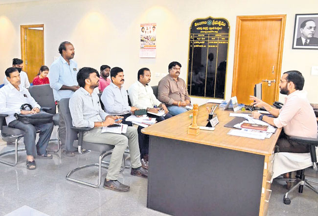 పన్నుల వసూళ్లపై దృష్టిపెట్టాలి : అదనపు కలెక్టర్‌ | Focus on tax ...