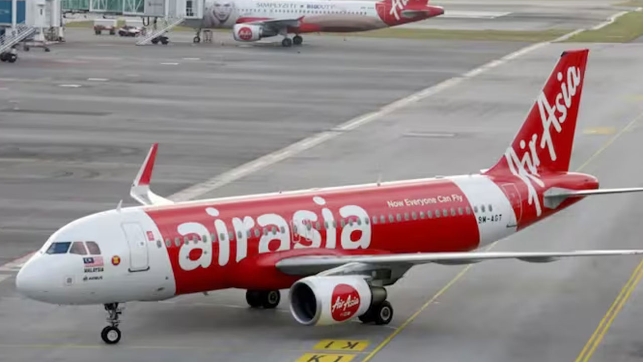 AirAsia flight: విమానాన్ని ఢీకొట్టిన పక్షి.. ఎమర్జెన్సీ ల్యాండింగ్