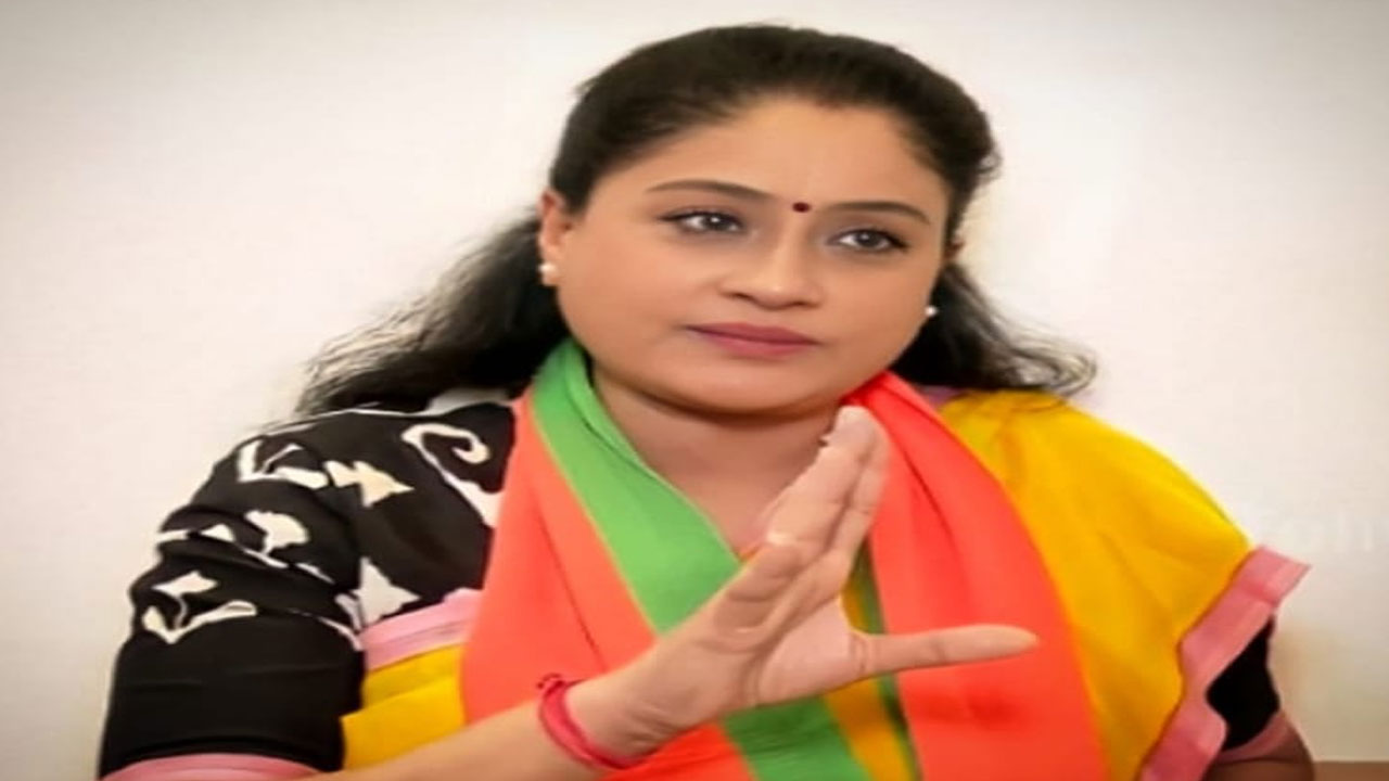 Vijayashanthi: పల్చగా రోడ్లు వేయిస్తూ కలరింగ్.. కేసీఆర్ నాసిరకం పాలనకు గోషామహల్ నాలా ఘటనే ఉదాహరణ