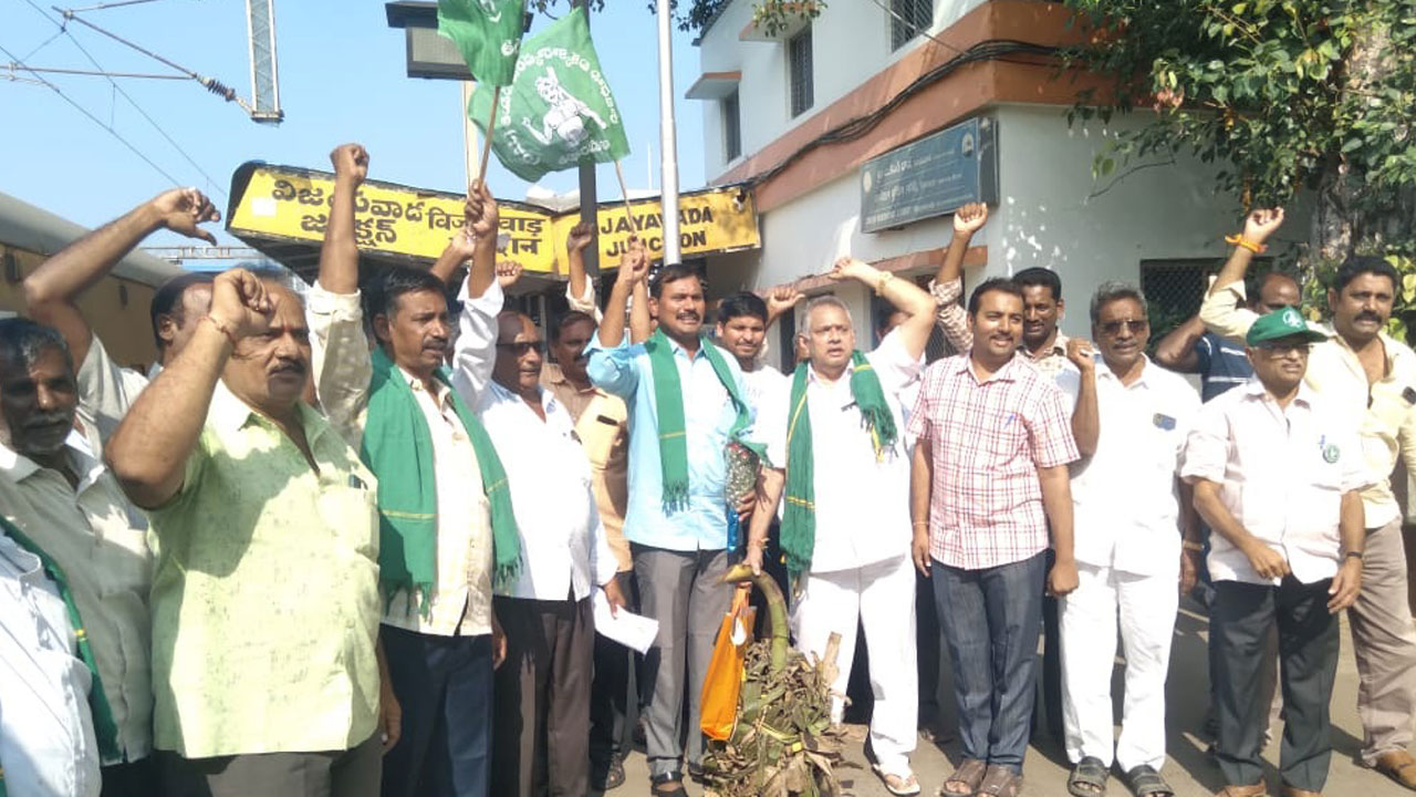 Amaravati Farmers: ఢిల్లీ బయలుదేరిన అమరావతి రాజధాని రైతులు | Capital ...