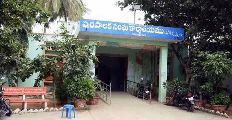 Jangaon: అజ్ఞాతం వీడిన బీఆర్ఎస్ అసమ్మతి కౌన్సిలర్లు 