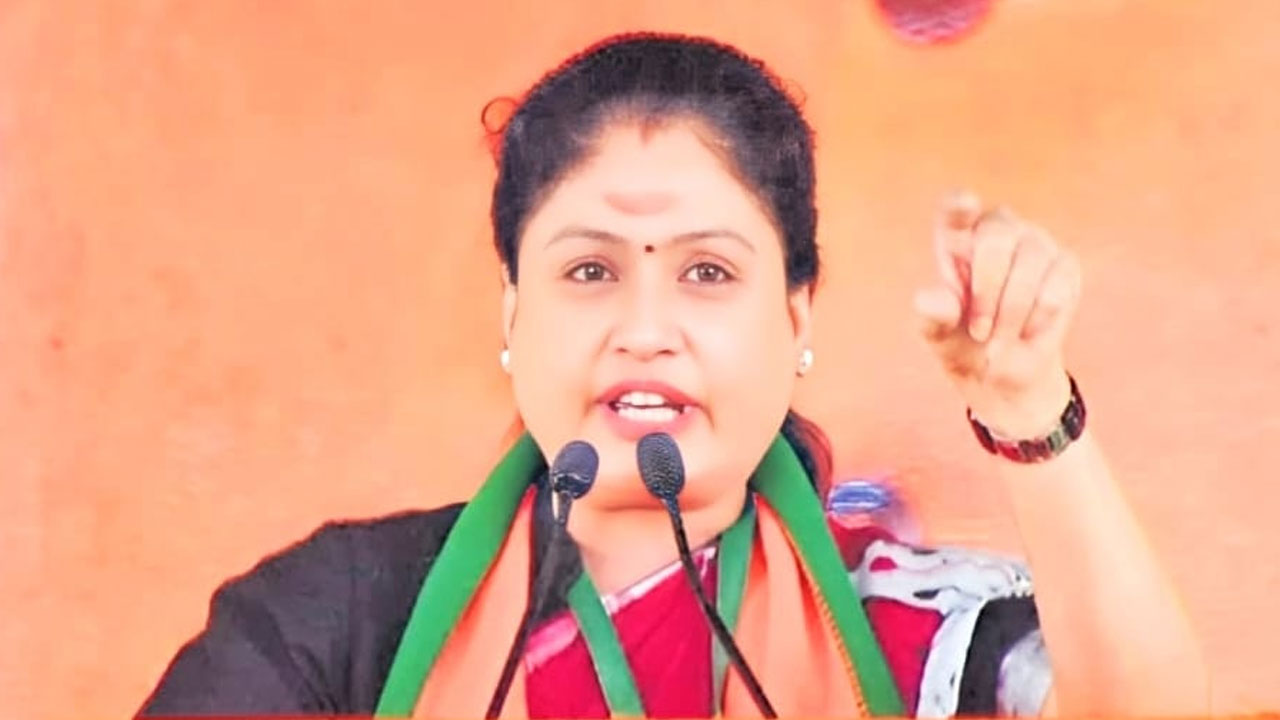 Vijayashanthi: తెలంగాణ కాంగ్రెస్ నేతలపై విజయశాంతి సెటైర్లు