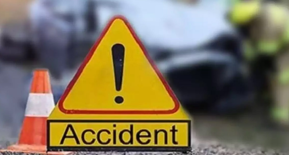 Road Accident: అదుపు తప్పి బోల్తాపడిన సూపర్ లగ్జరీ బస్సు..